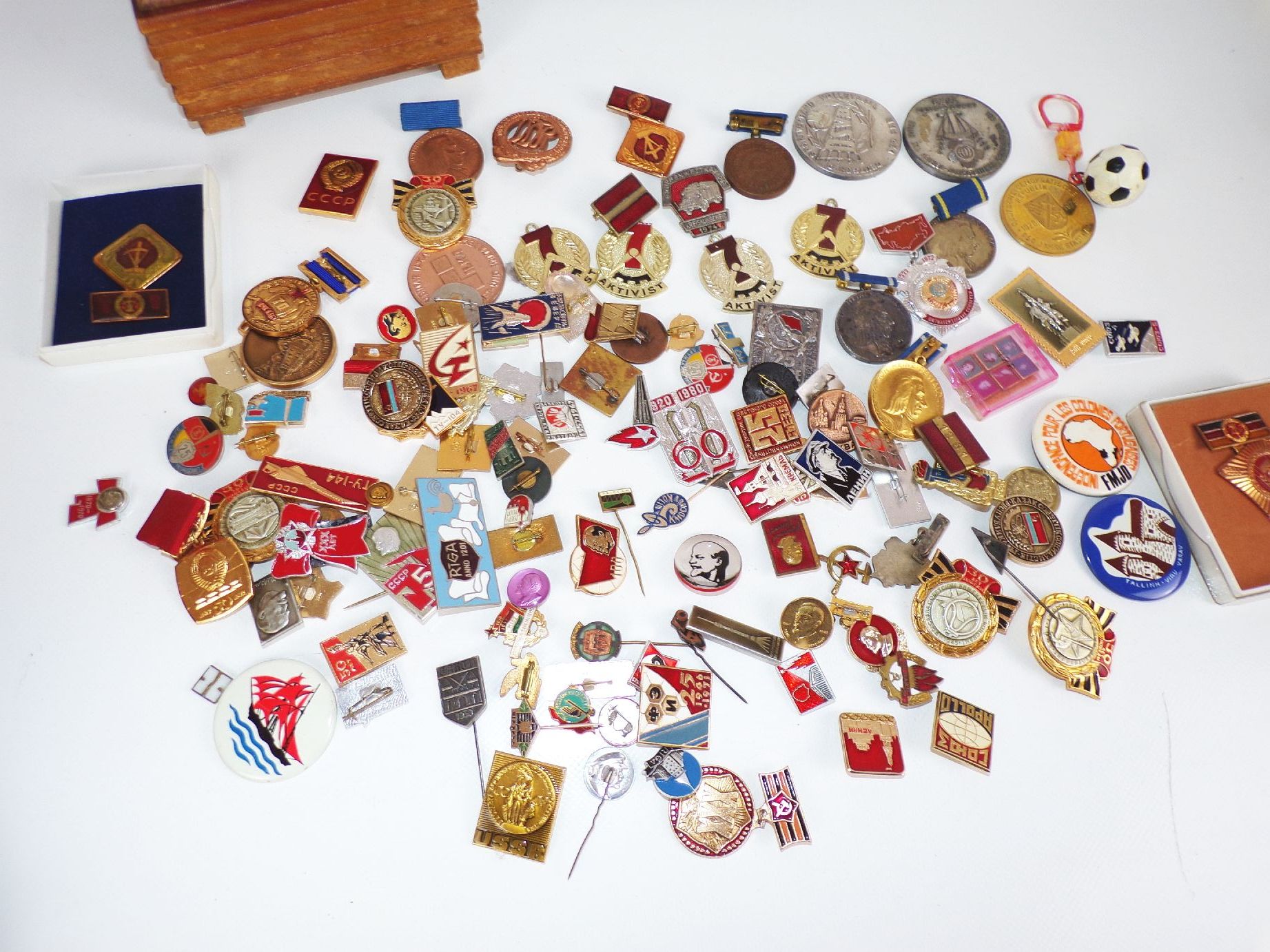 Konvolut DDR UdSSR BRD Abzeichen Buttons Konvolut DDR UdSSR BRD Abzeichen Buttons