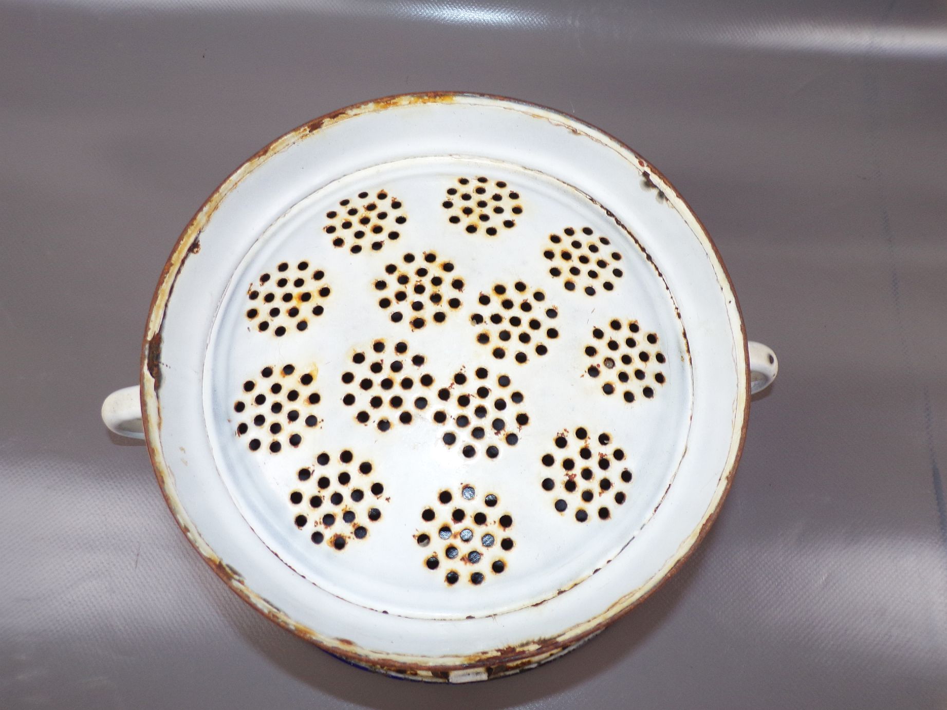 Vintage Email Sieb Abtropfsieb Wabenmuster Netzdekor Weiss Blau altes Emaille