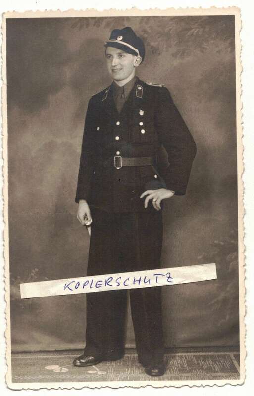 Foto Ak  KVP Abzeichen Polizei VP Görlitz 1950er Uniform
