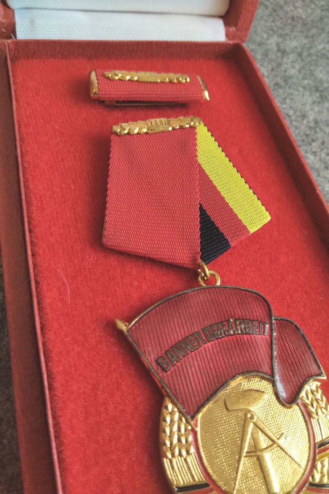 Originaler Orden DDR Banner der Arbeit Abzeichen mit Schachtel Originaler Orden DDR Banner der Arbeit Abzeichen mit Schachtel