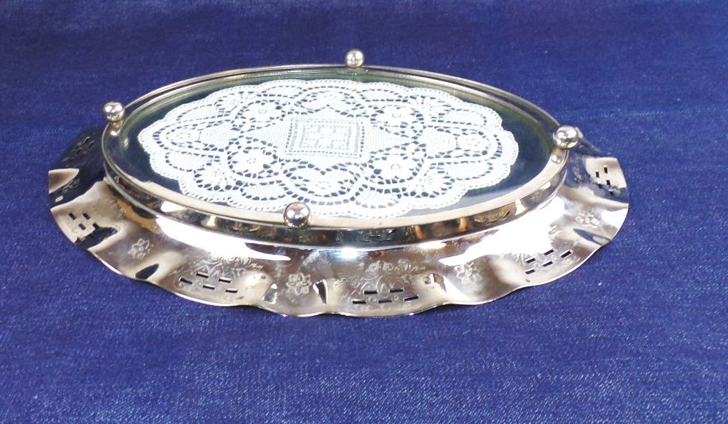 Altes Tablett Metall Glas gehäkeltes Muster Antik Dekorativ 