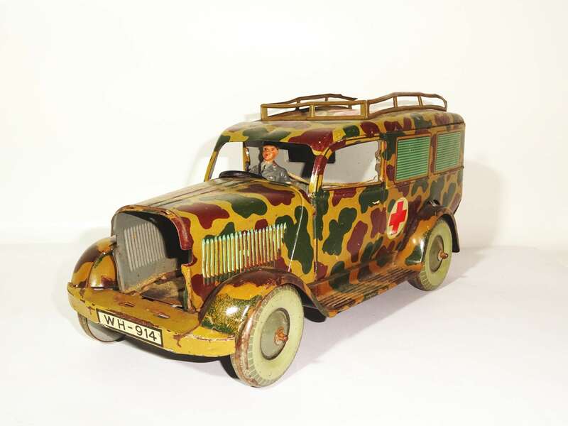 Konvolut Blechspielzeug Flugzeug Sanitäter Auto Mimikri 1930er 