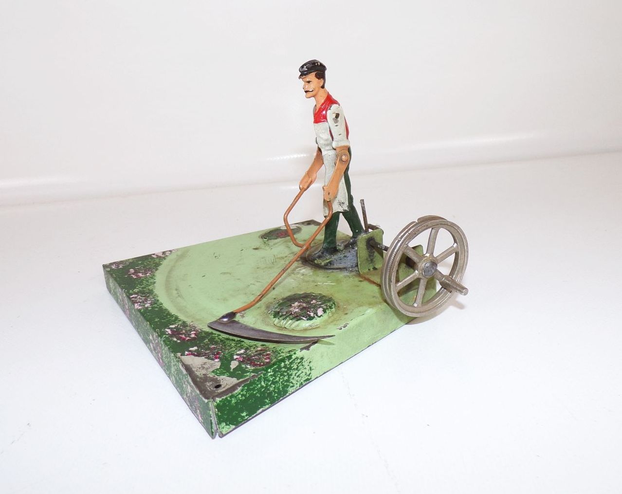 Altes Doll Antriebsmodell Rasenmäher Sense Bauer um 1900 Blechspielzeug
