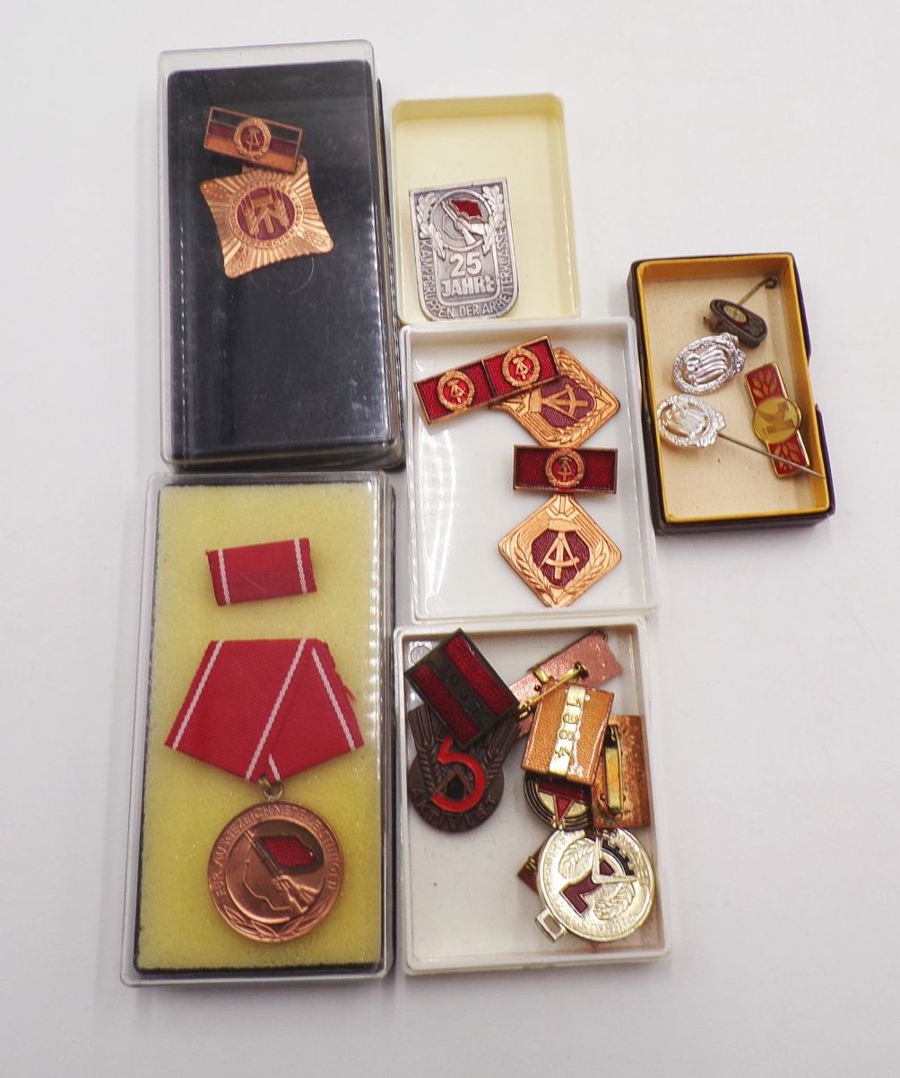 Lot DDR Abzeichen Orden Bestarbeiter Kampfgruppe Aktivist GDR Urkunden