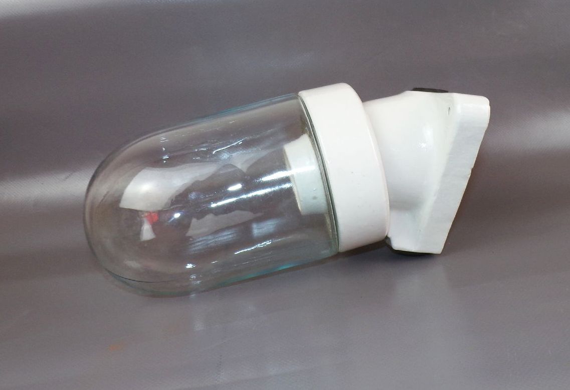 Alte Glaskolbenlampe schräg Porzellan Fassung E27 Kellerlampe vintage loft