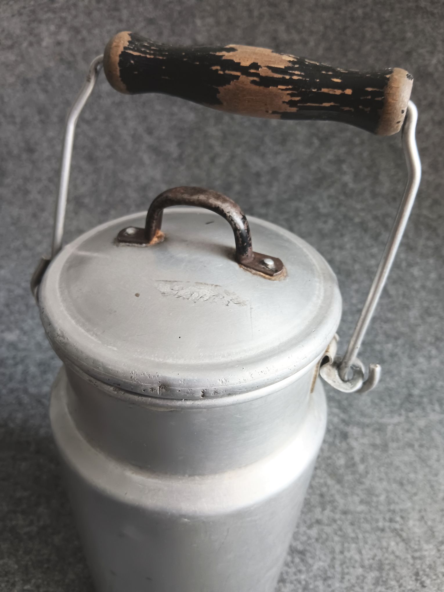 Alte 1 Liter Alu Milchkanne mit Deckel und Thermoskanne Holzgriff Aluminium Kanne 24 cm Alte 1 Liter Alu Milchkanne mit Deckel und Thermoskanne Holzgriff Aluminium Kanne 24 cm