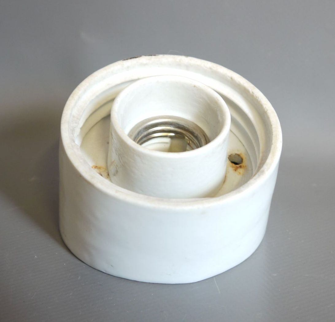  Kugellampe klein schräg alte Kellerlampe IP41 Porzellan Fassung Glas Weiß