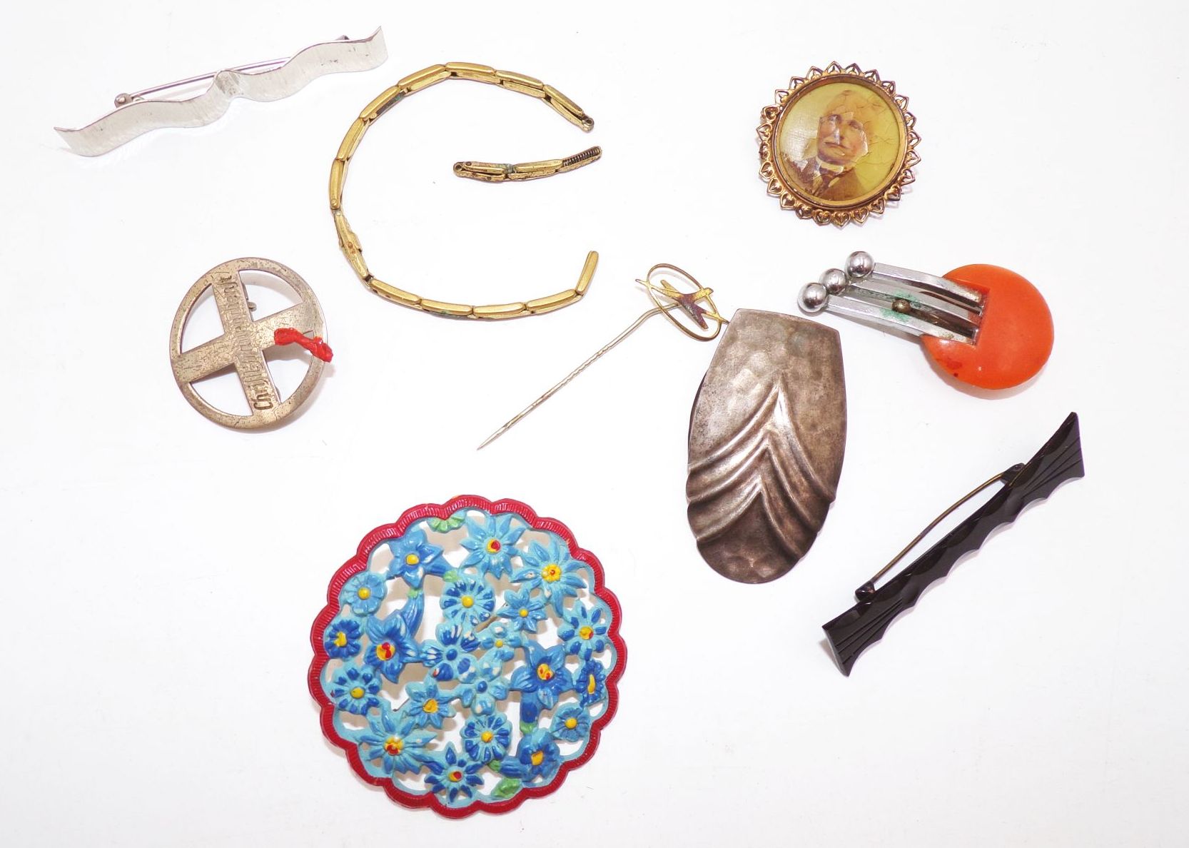 Alte handbemalte Lackdose mit alten Modeschmuck 