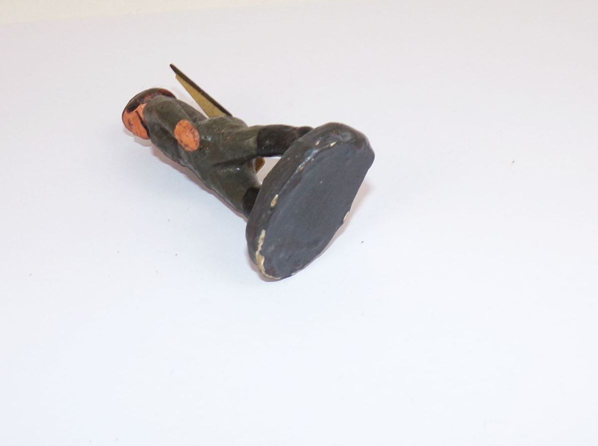 Lisanto Massefigur marschierender NVA Soldat mit Waffe DDR 