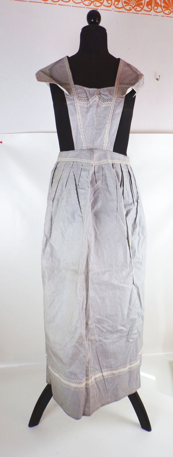 Alte Schürze Damen blau weiß Hausmädchen Bedienstete Leinen Kittel vintage Alte Schürze Damen blau weiß Hausmädchen Bedienstete Leinen Kittel vintage