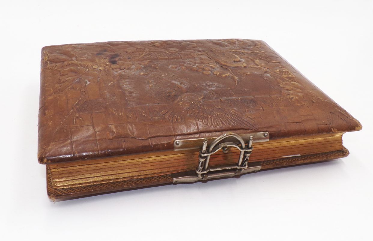 Altes Fotoalbum mit CDV Fotos und Kabinettfotos um 1900 Ledereinband