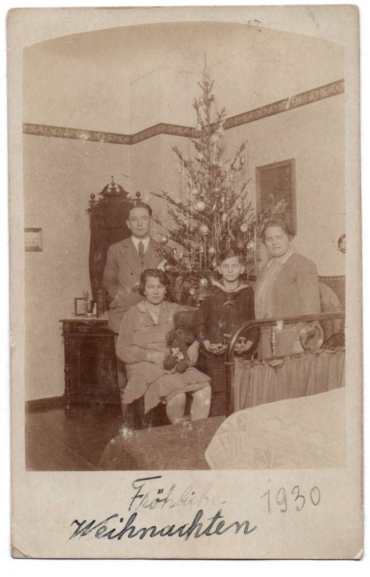 Foto Ak Weihnachten 1930 geschmückter Weihnachtsbaum Berlin Foto Ak Weihnachten 1930 geschmückter Weihnachtsbaum Berlin