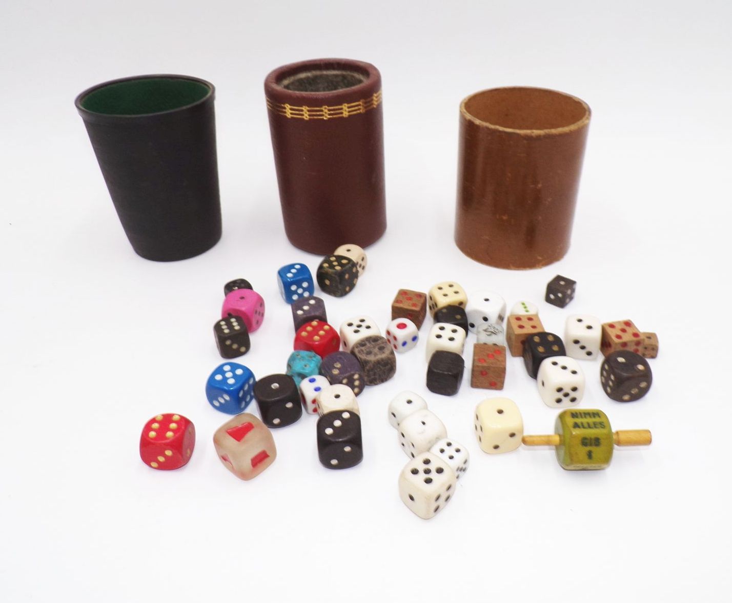 Konvolut alter Würfel dazu 3 Knobelbecher Antik Würfelspiel