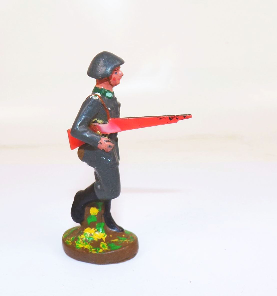 Effelder Masse Soldat Volksarmee NVA mit Gewehr 