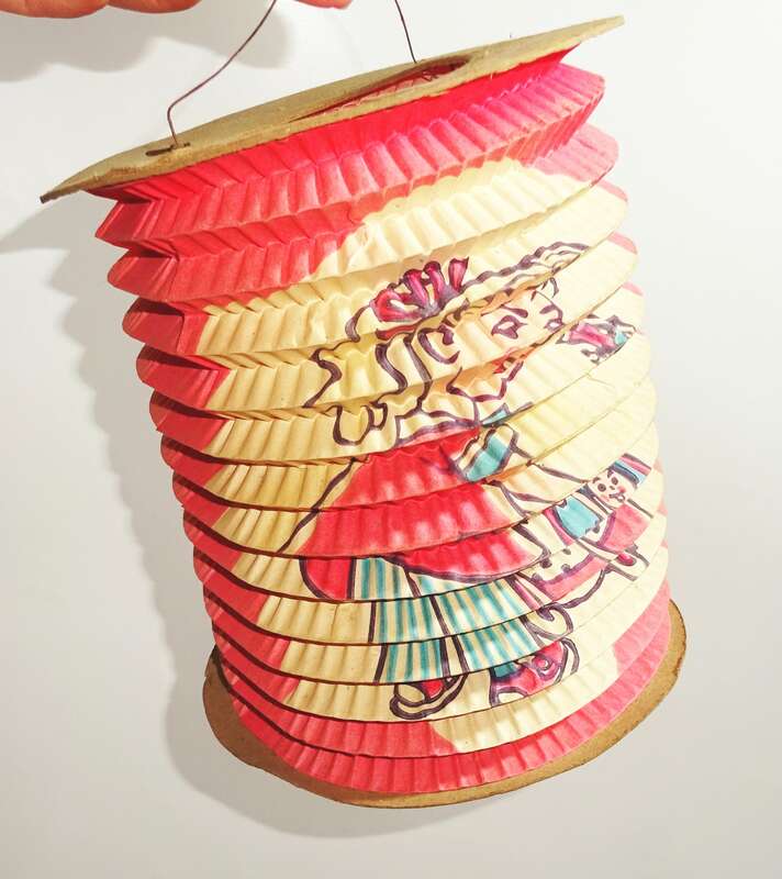 Alter Lampion Mädchen mit Puppenwagen Papier Laterne vintage 