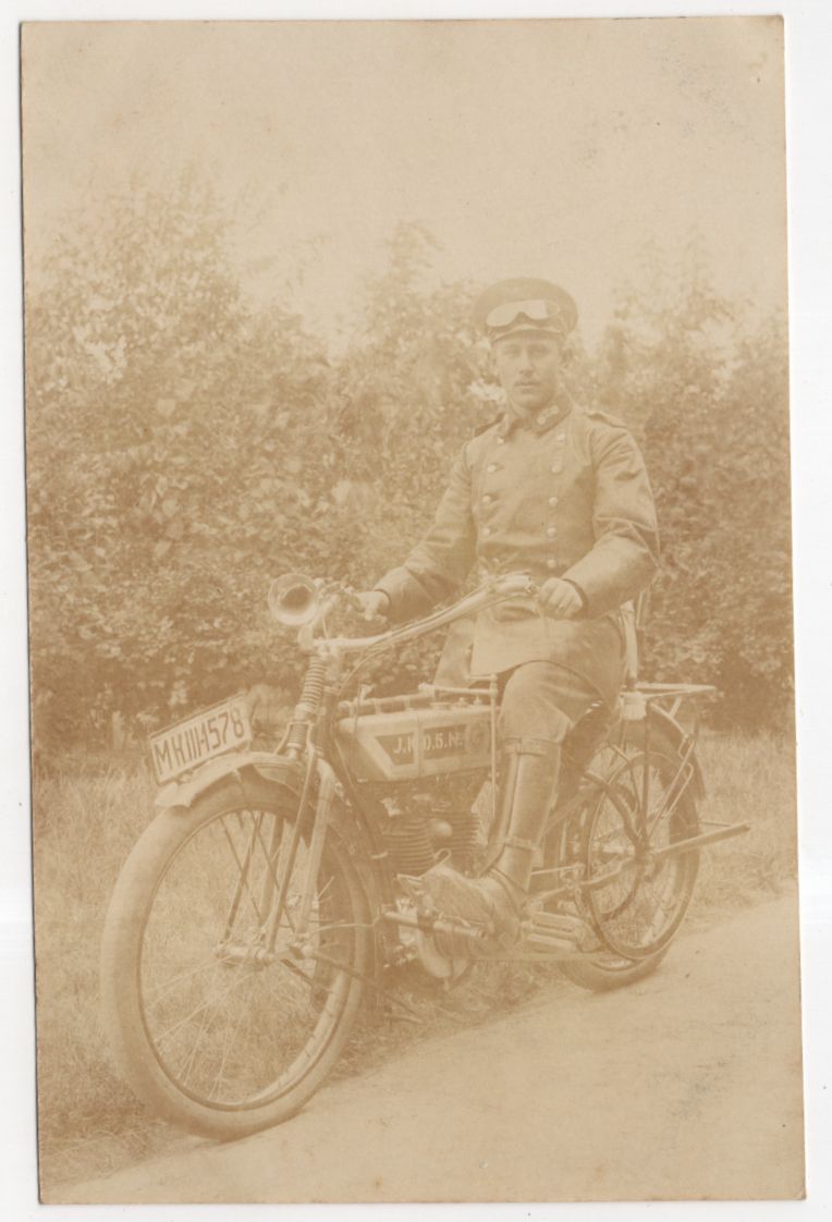 Foto Ak Kradfahrer mit Motorrad um 1910 Oldtimer 