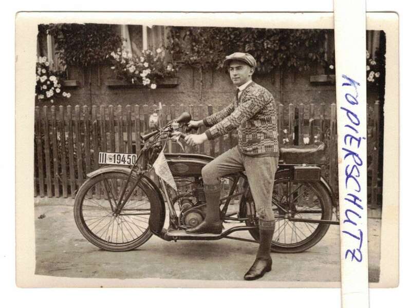 Foto Fahrer mit Universelle Motorrad Wimpel um 1930 Oldtimer 