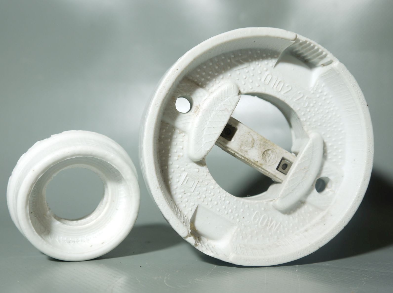 Alte Deckenlampe Kugel Glas Weiss Leuchte Kellerlampe Porzellan Fassung