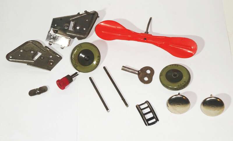 Konvolut Blechspielzeug Flugzeug Sanitäter Auto Mimikri 1930er 