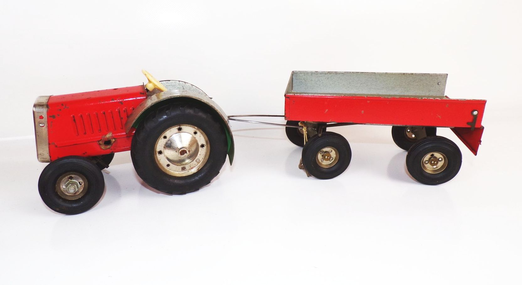 Alter Traktor Trecker mit Anhänger Blechspielzeug um 1950
