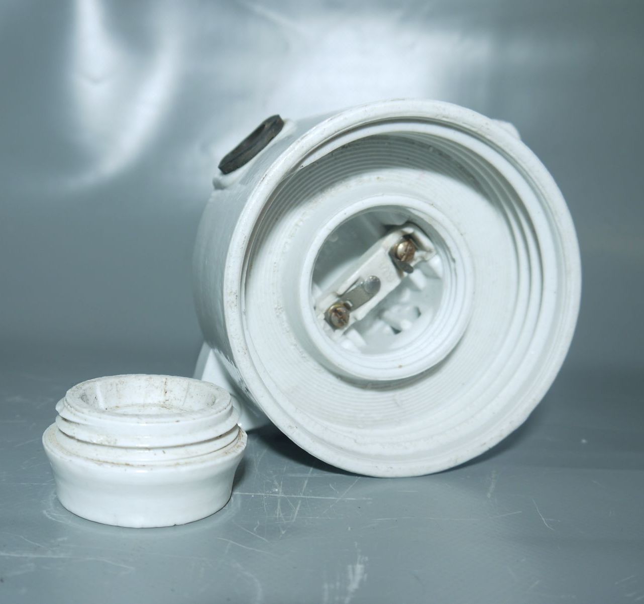 true Vintage Kugelleuchte Glas Weiß Kellerlampe Porzellan Fassung