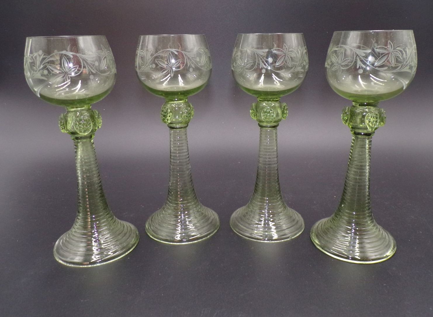 Alte Weingläser Römer 4 Stück Grün Beerennuppen 