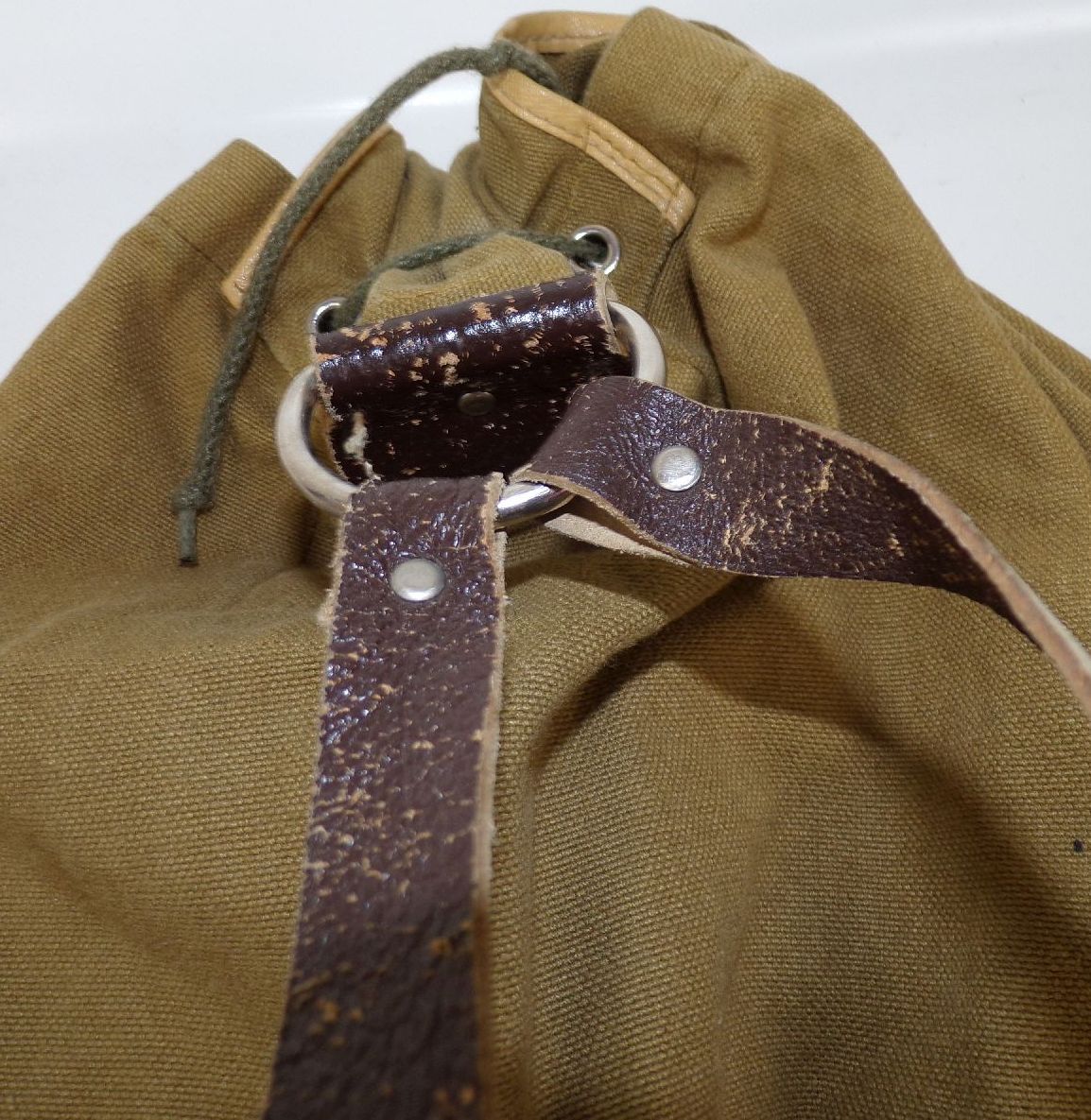 Alter Wanderrucksack Grün Kaki Stoff Leder DDR 