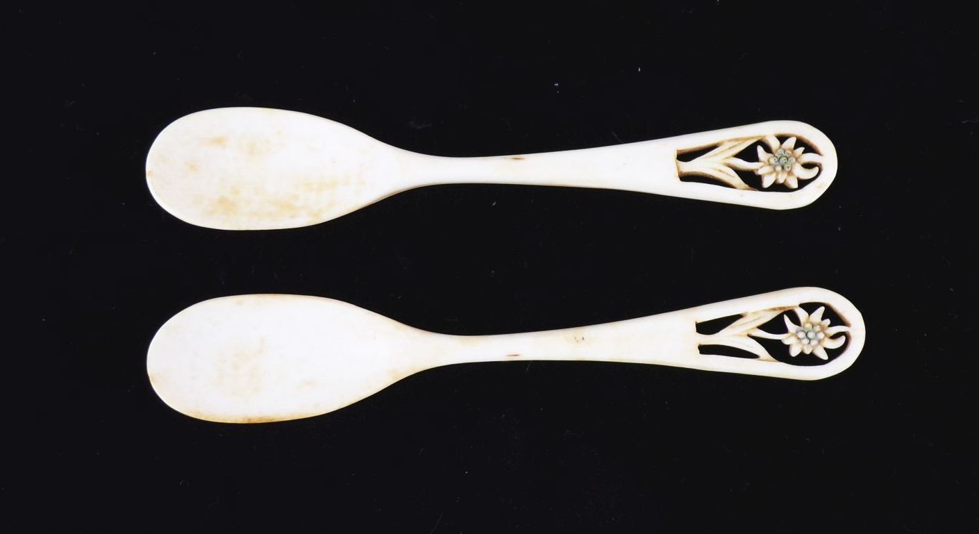 Alte Eierbecher Porzellan Enzian mit 2 geschnitzten Löffel aus Horn oder Bein 