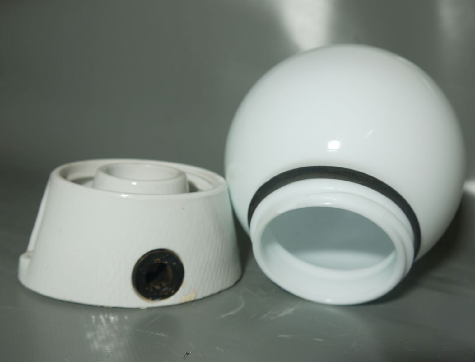 Alte Kugellampe klein Weiß Kellerlampe Glas Lampe Porzellan Fassung