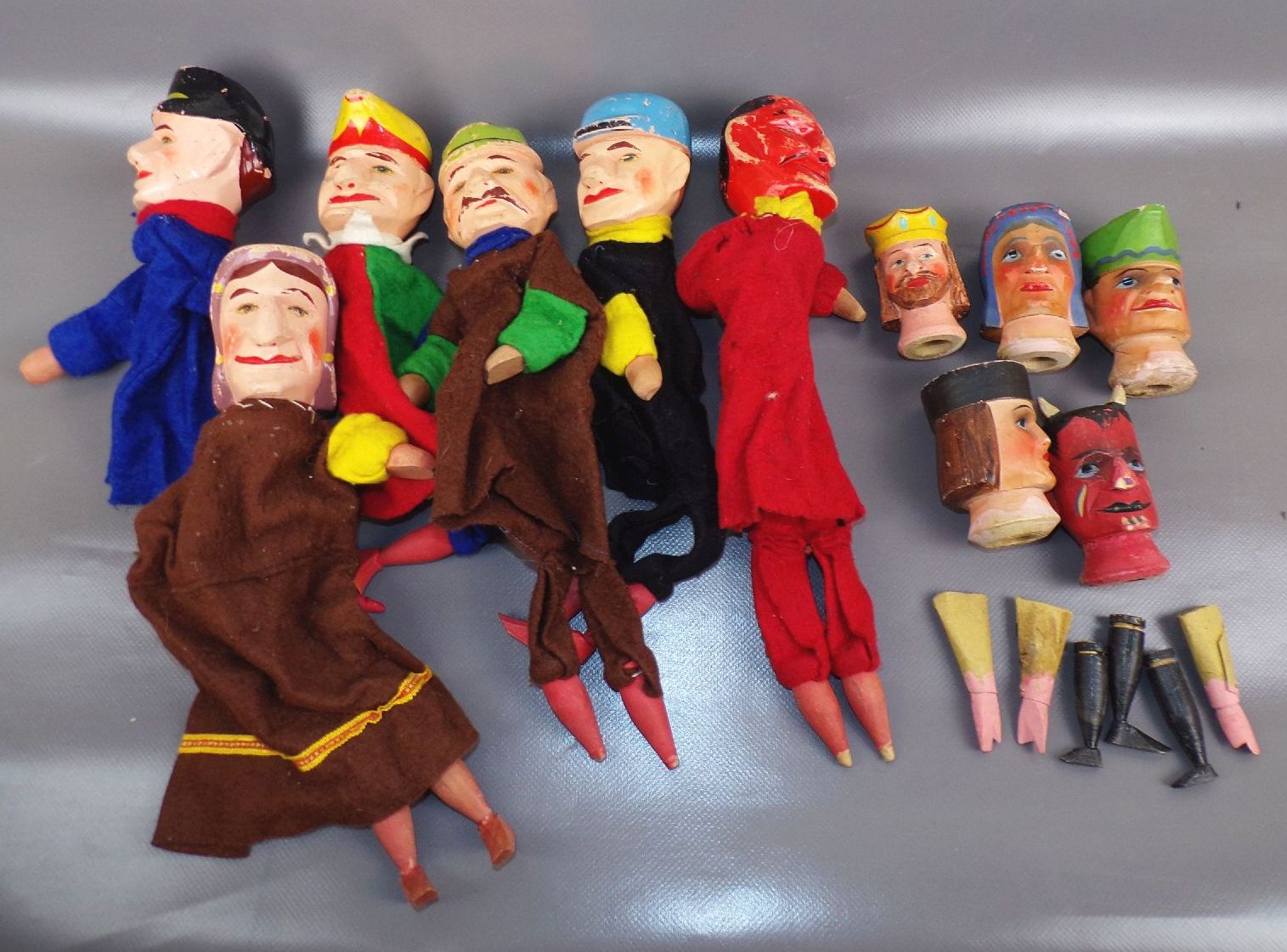 Alte Kasperlepuppen Holzköpfe Ersatzteile Handpuppen