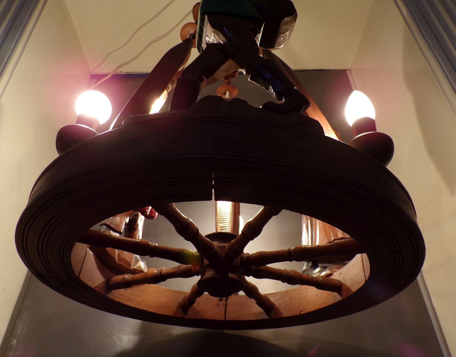 Alte Bauernlampe Deckenleuchte um 1900 geschnitzte Figuren Bauernstube