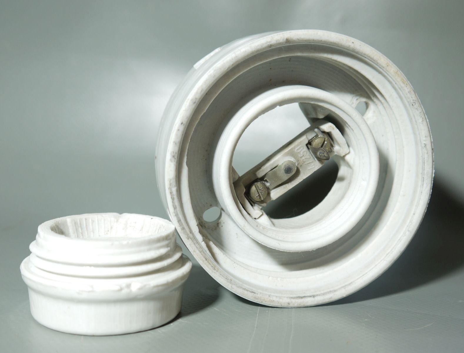 Alte Deckenlampe Kugel Glas Weiss Leuchte Kellerlampe Porzellan Fassung