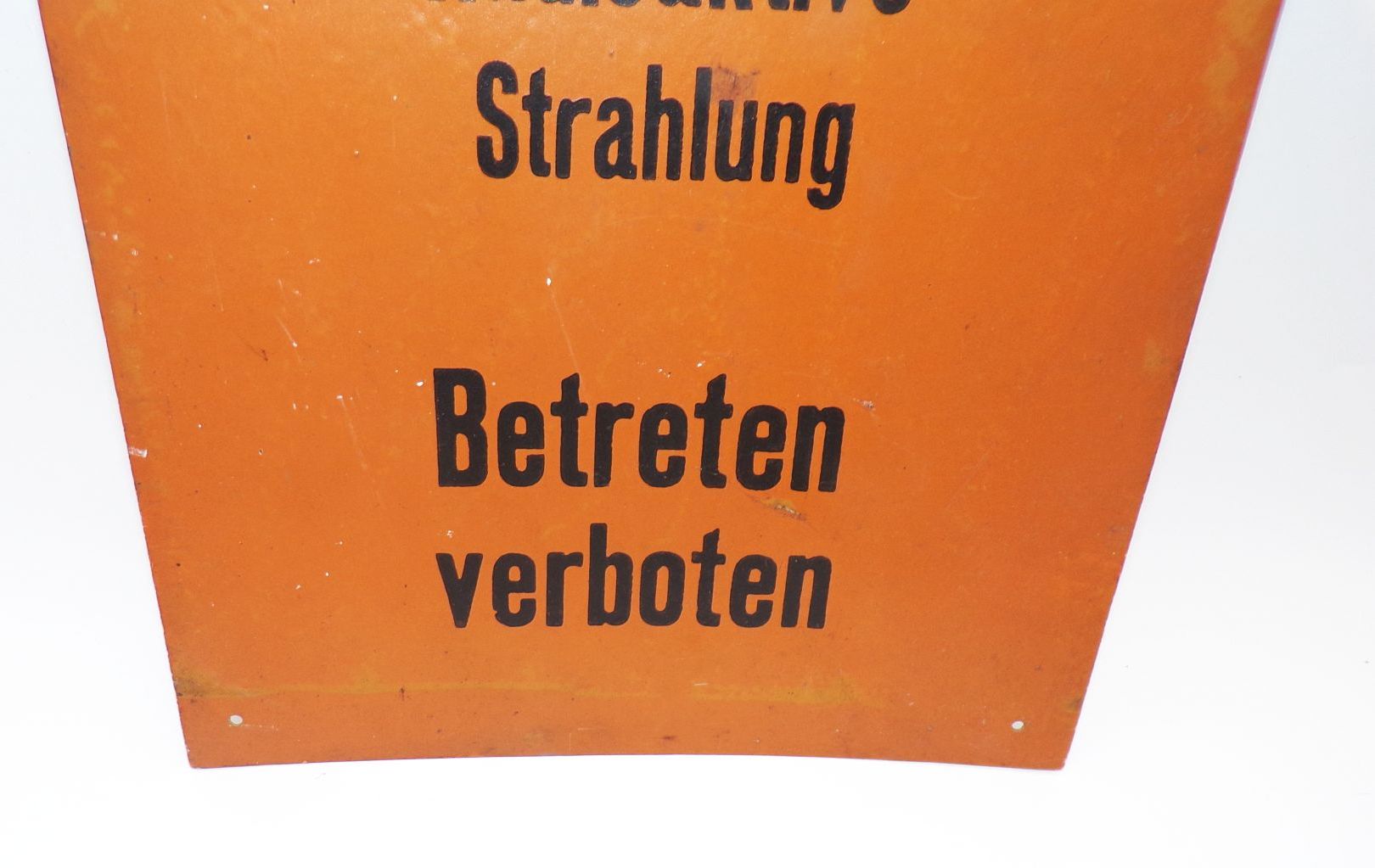 Altes Schild Gefahr Radioaktive Strahlung Betreten verboten Warnschild DDR Altes Schild Gefahr Radioaktive Strahlung Betreten verboten Warnschild DDR