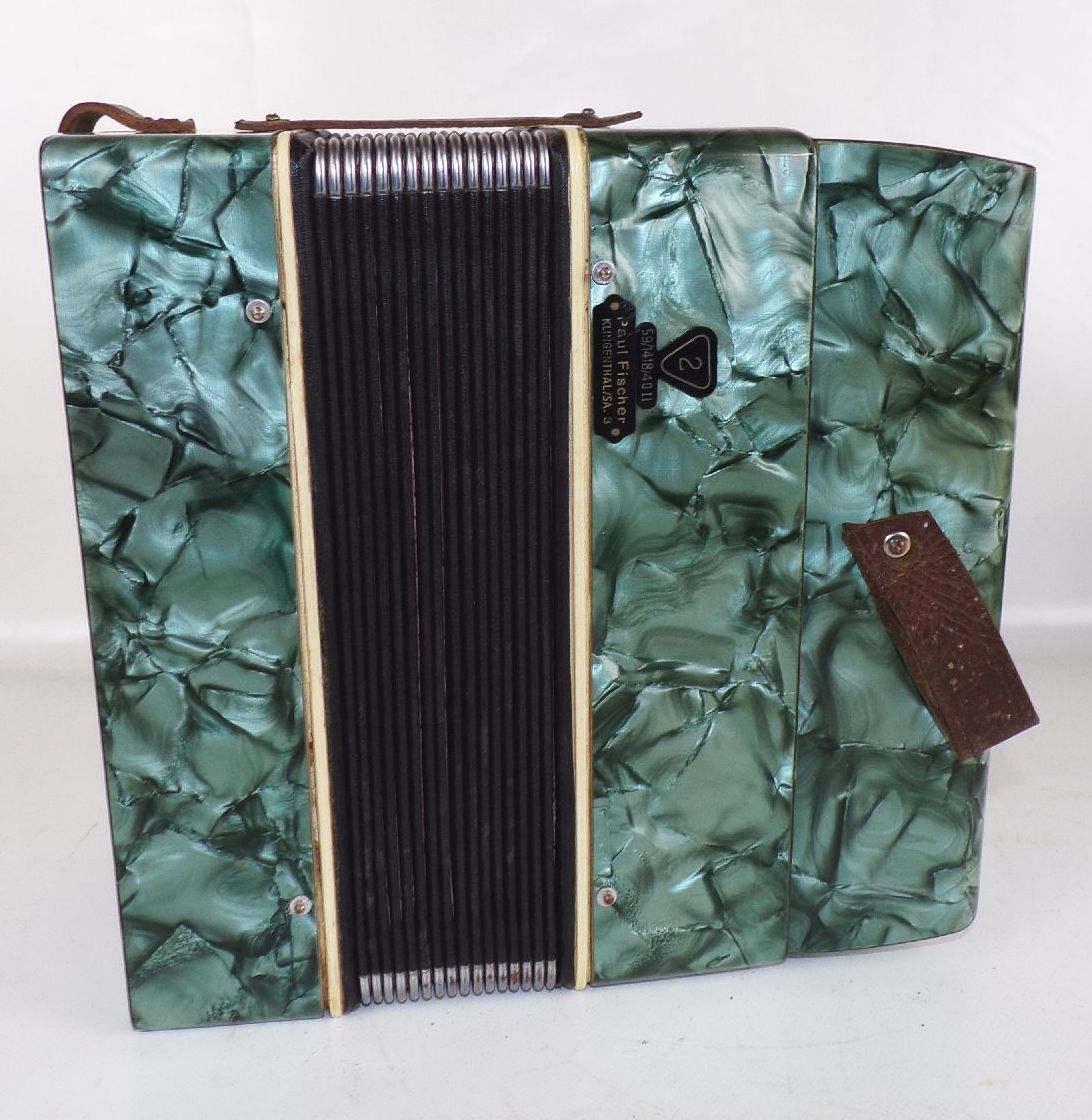 Altes Akkordeon Paul Fischer Klingenthal Originalkarton Altes Akkordeon Paul Fischer Klingenthal Originalkarton