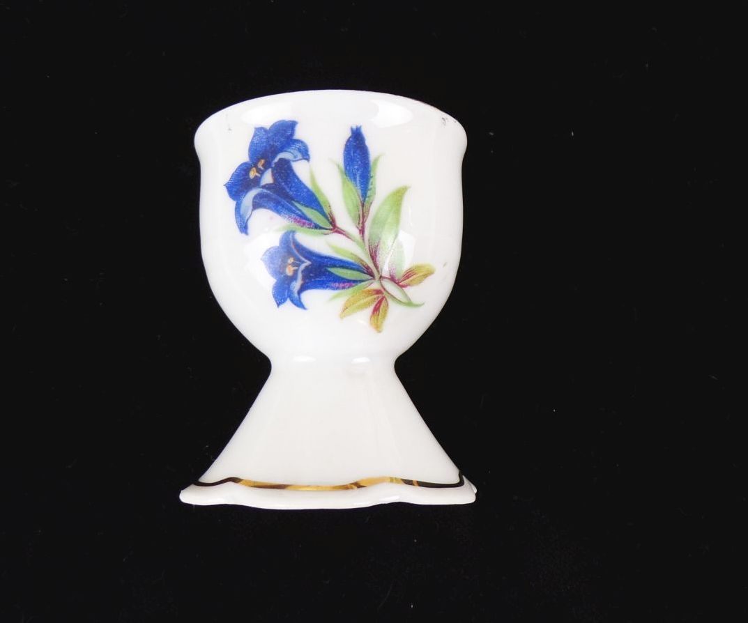 Alte Eierbecher Porzellan Enzian mit 2 geschnitzten Löffel aus Horn oder Bein 