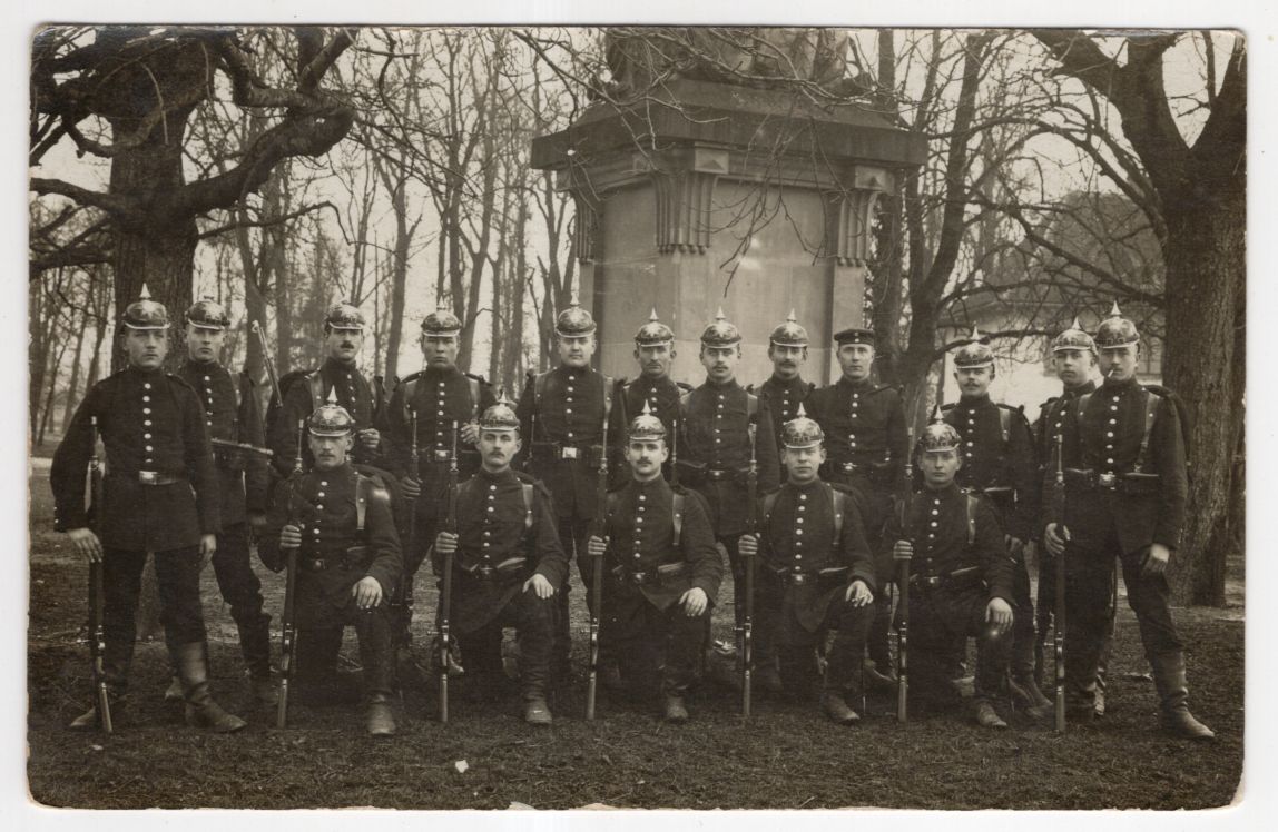 Foto Ak Soldaten Strassburg Löbau 1908 Pickelhaube NR10080