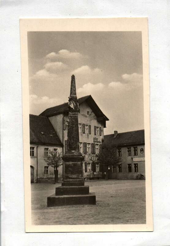Ak Photo Wittichenau O.L. (Kr. Hoyerswerda) Rathaus mit alter Postsäule Adler Apotheke