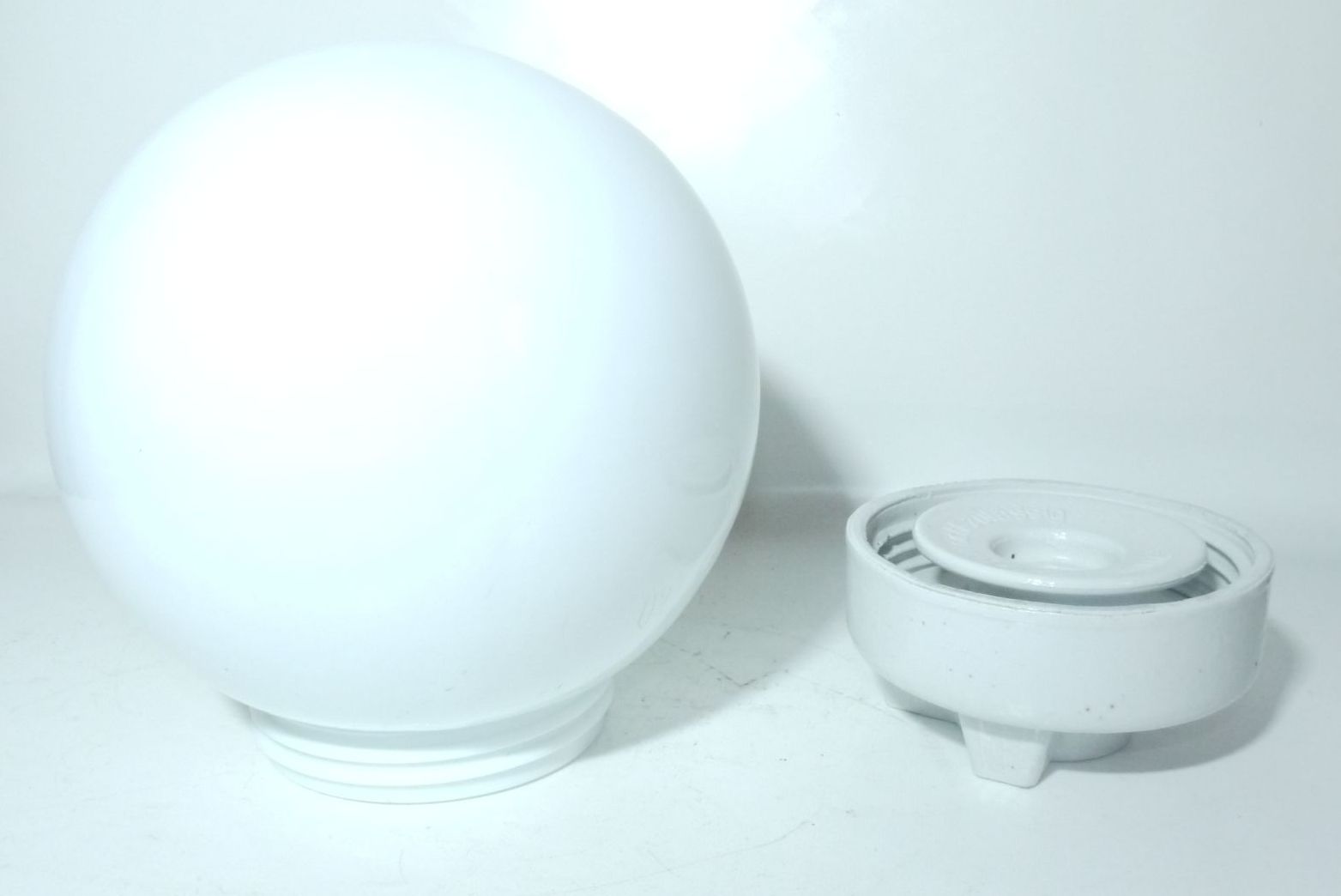 Alte Kugellampe IP41 Glas Weiß Außenlampe Porzellan Fassung