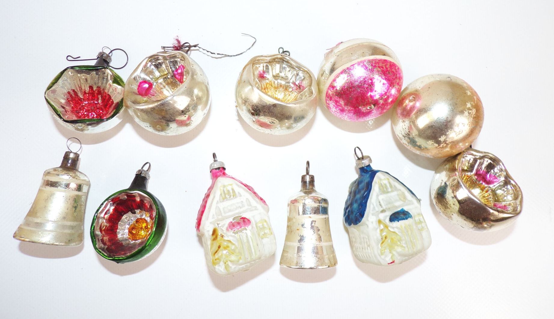 Schachtel mit alten Weihnachtsschmuck Häuser Halbkugel Glocken Schachtel mit alten Weihnachtsschmuck Häuser Halbkugel Glocken