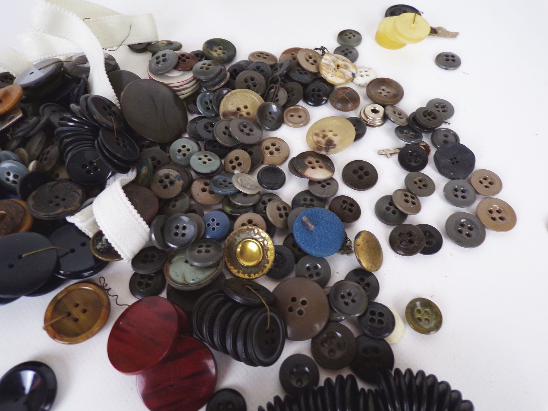 Blechdose mit Knöpfen Konvolut vintage buttons Blechdose mit Knöpfen Konvolut vintage buttons