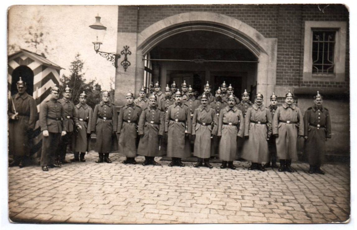 Foto Ak Pirna Kaserne 1915 Soldaten Pickelhaube Foto Ak Pirna Kaserne 1915 Soldaten Pickelhaube