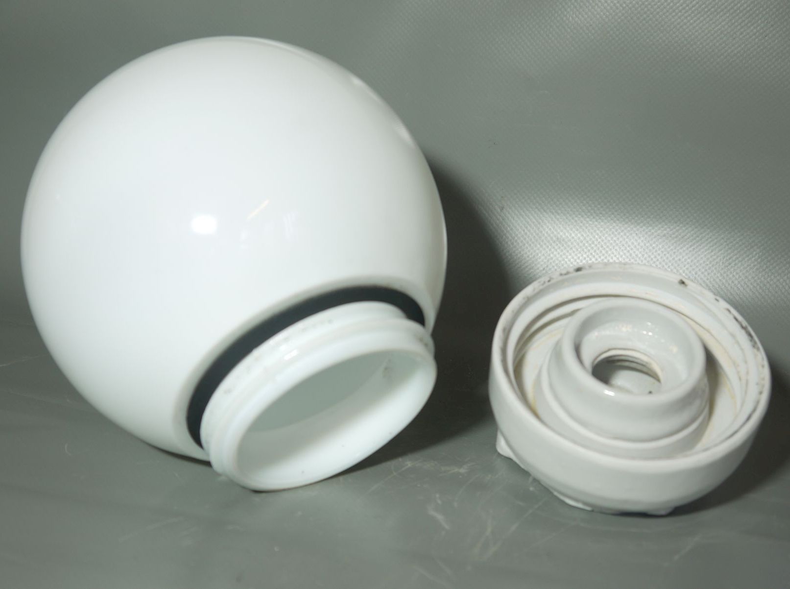 Lampe Glas weiß Porzellan Fassung schräg Kellerlampe alte Kugellampe IP41