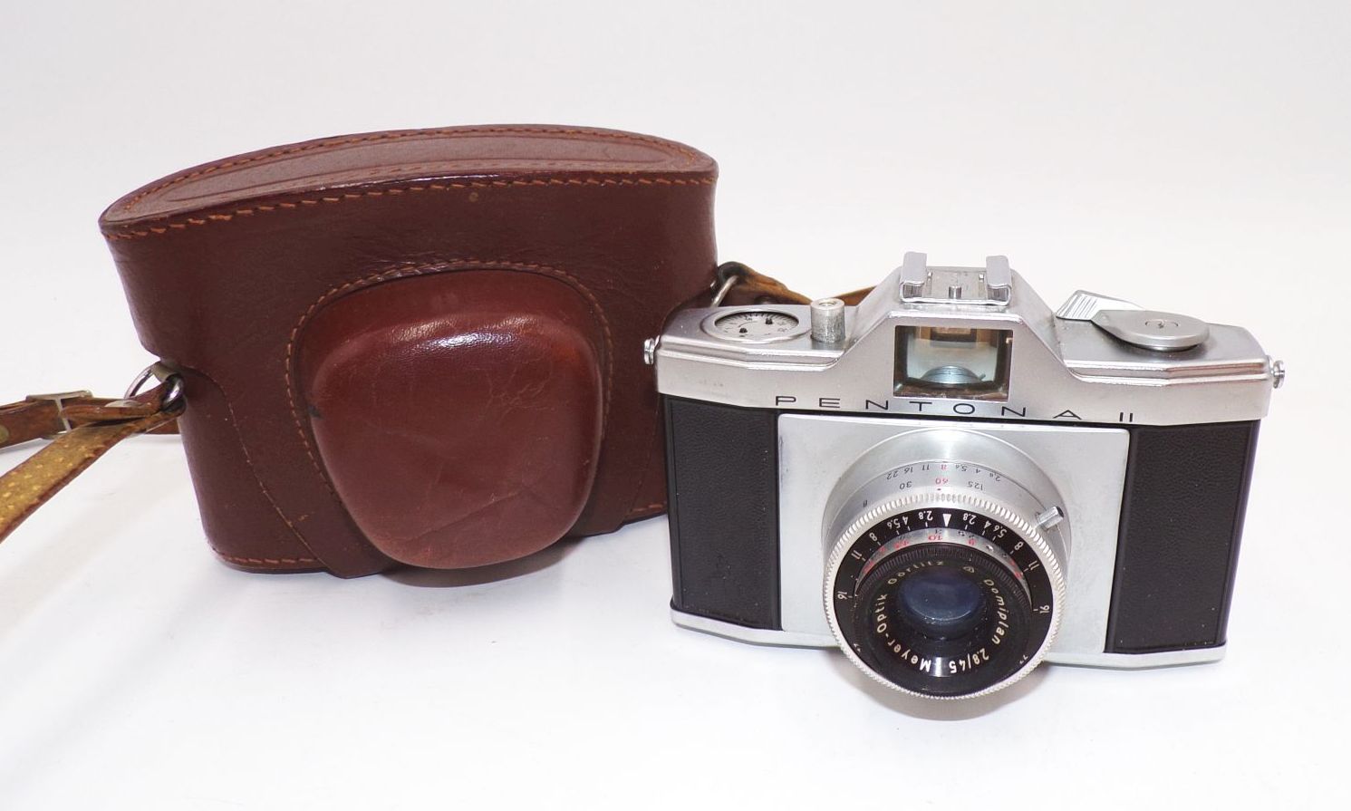Alte Kamera Pentona II mit Ledertasche