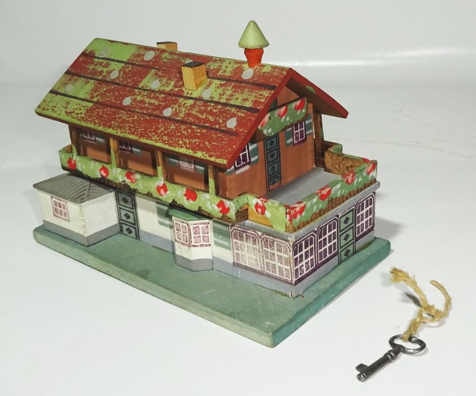 Alte Spardose Bauernhaus mit Schlüssel Holz Sparbüchse 