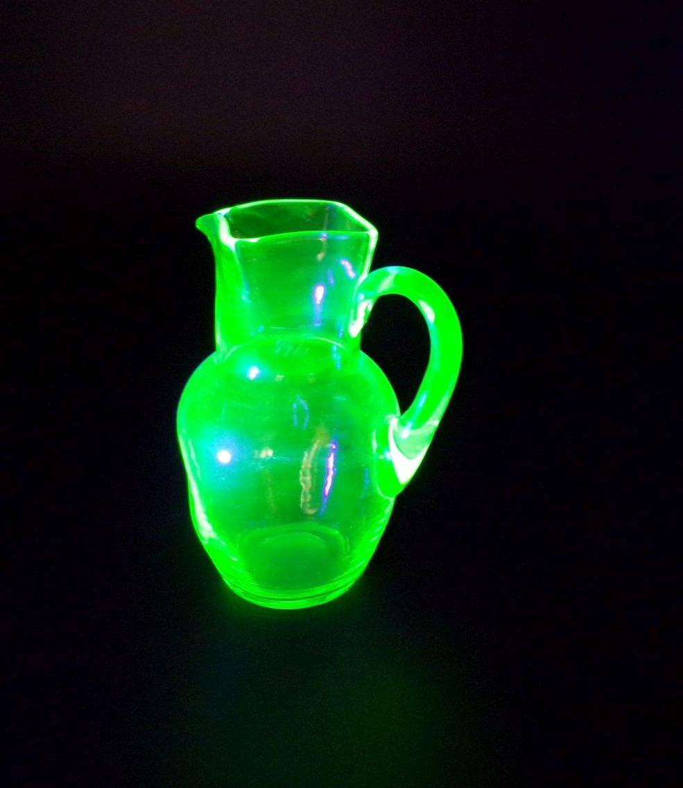 Alter Uranglas Krug grün Antik Glas Alter Uranglas Krug grün Antik Glas