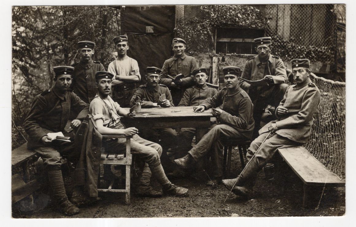 Foto Ak Soldaten beim Karten spielen Pionier Batl 12 Frankreich 1918