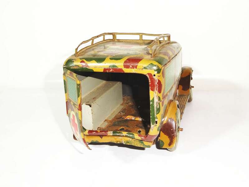 Konvolut Blechspielzeug Flugzeug Sanitäter Auto Mimikri 1930er 