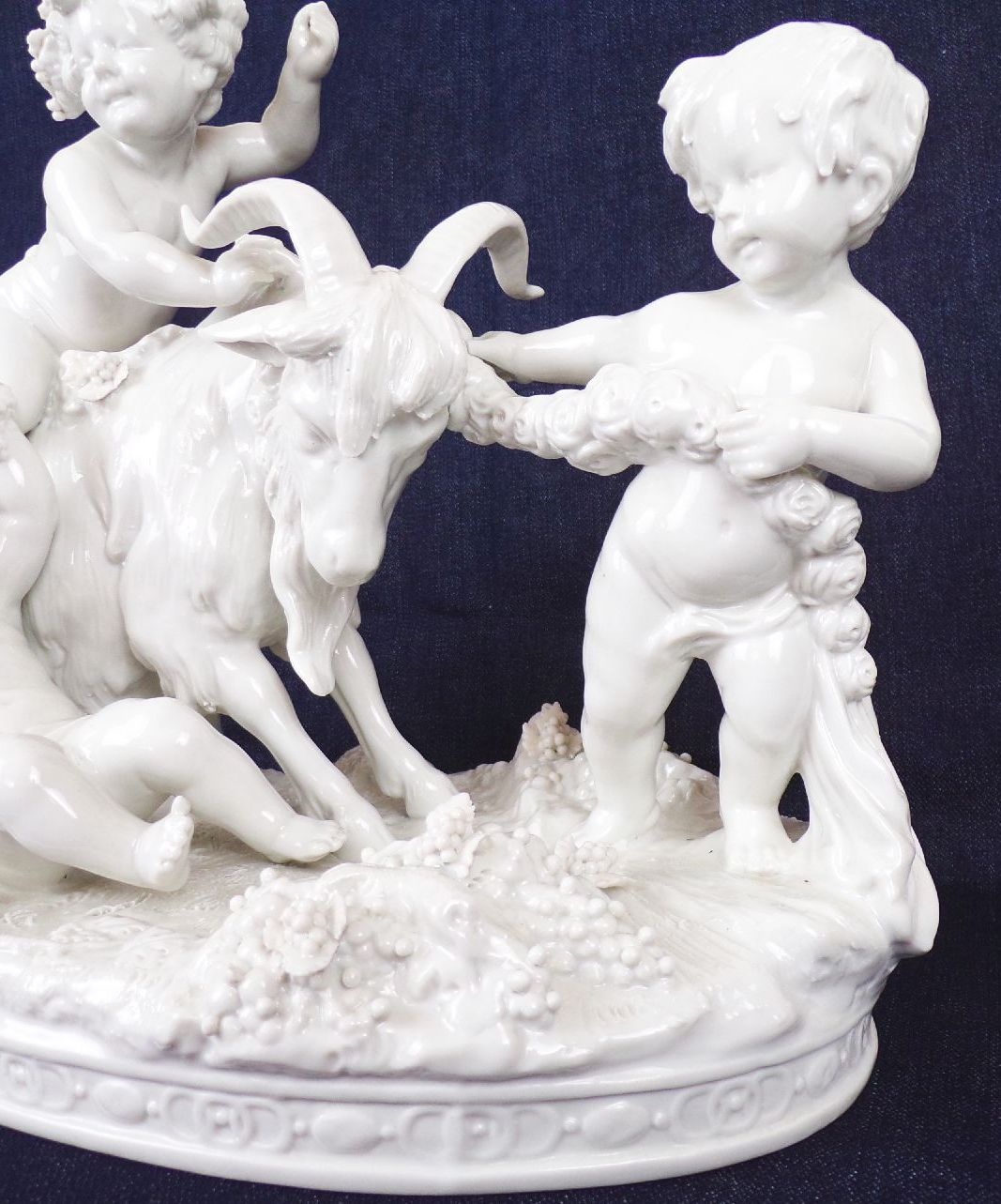 Scheibe Alsbach Porzellanfigur Putto Ziegenbock Wein Bachus Scheibe Alsbach Porzellanfigur Putto Ziegenbock Wein Bachus