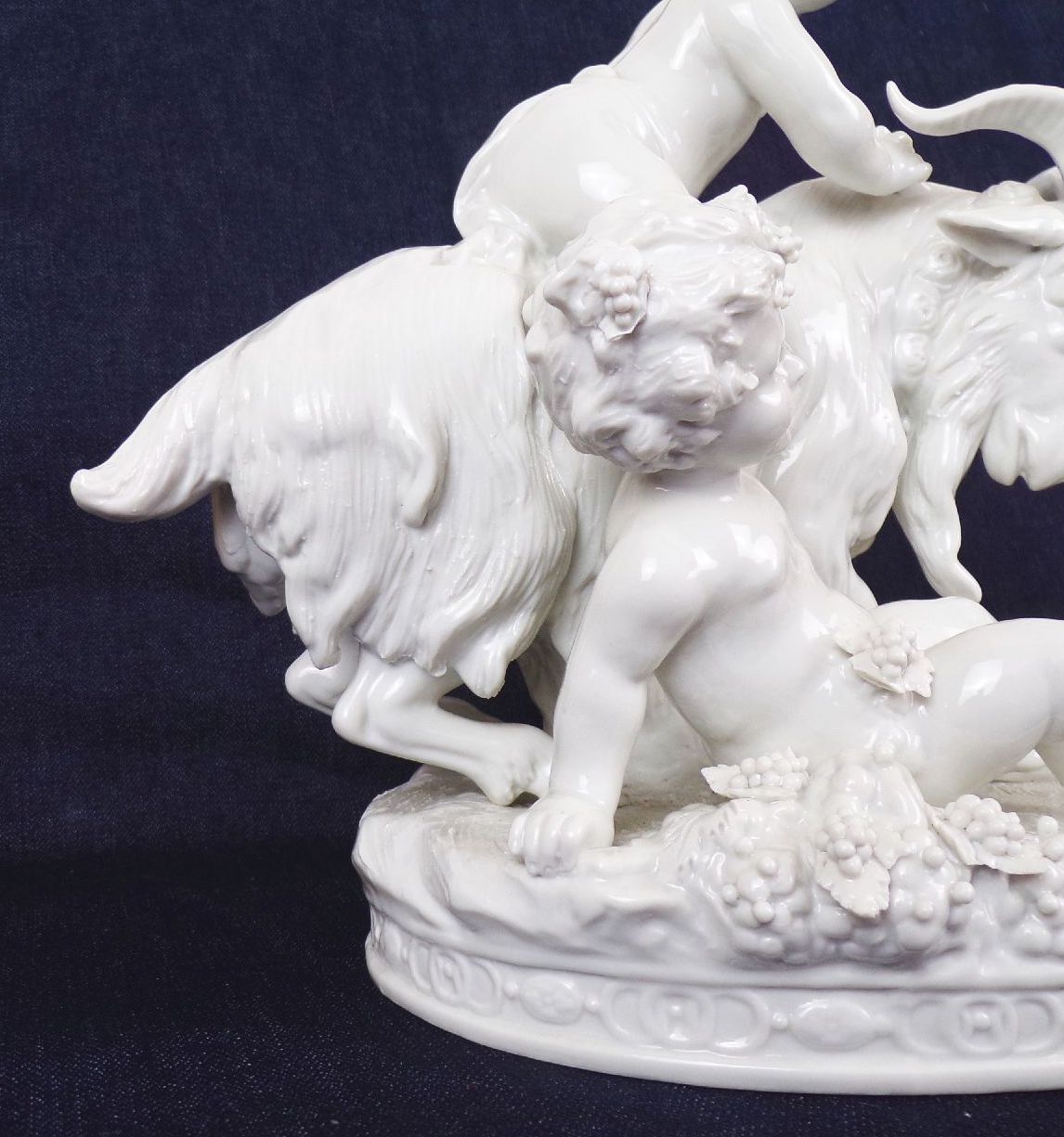 Scheibe Alsbach Porzellanfigur Putto Ziegenbock Wein Bachus Scheibe Alsbach Porzellanfigur Putto Ziegenbock Wein Bachus