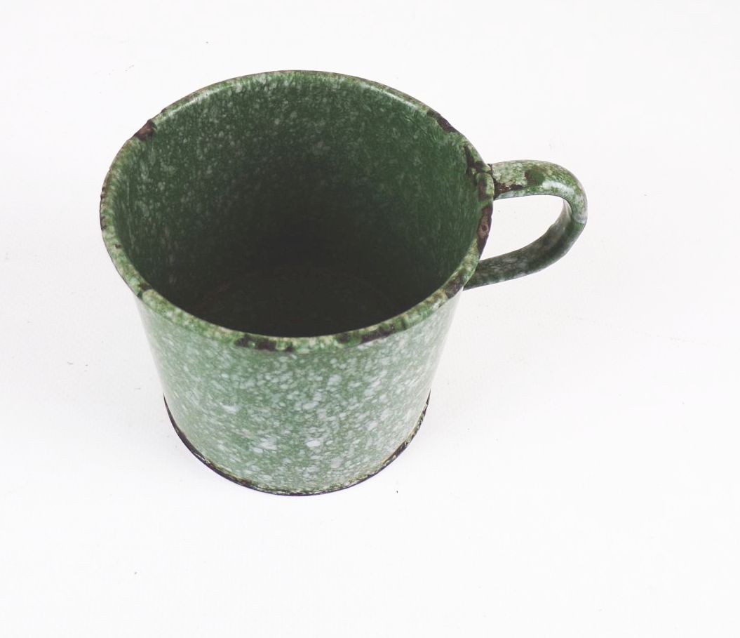 Alte Emailtasse grün weiß Tasse Emaille Pflanzgefäß Trinkbecher Alte Emailtasse grün weiß Tasse Emaille Pflanzgefäß Trinkbecher